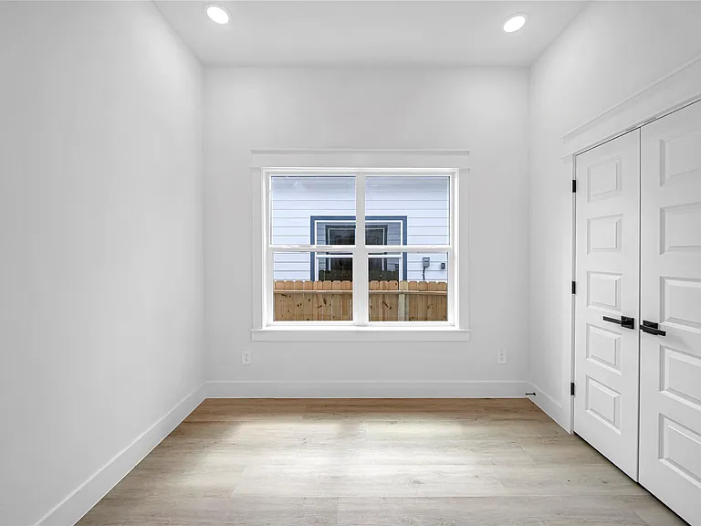 4834 Higgins St #B — Photo 22