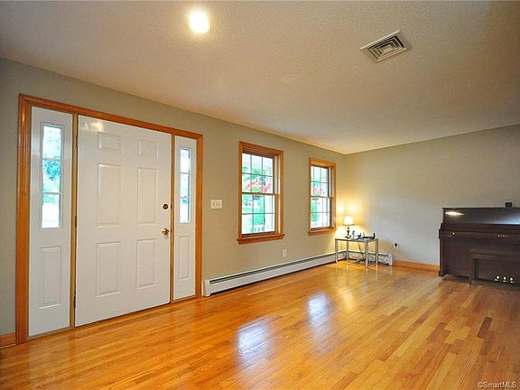 3rd image of 9 Jefferson Dr