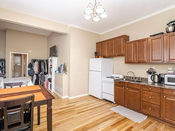 3rd image of 828 Camp St #A