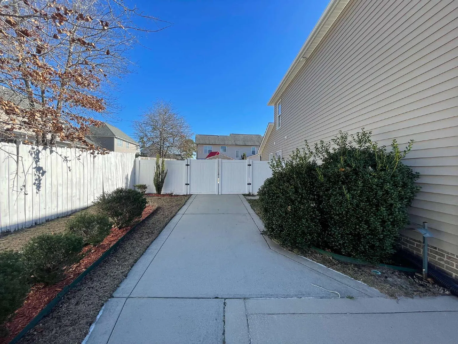 3 bed, 2.5 bath, 1960 sqft, $1,850 — Photo 2