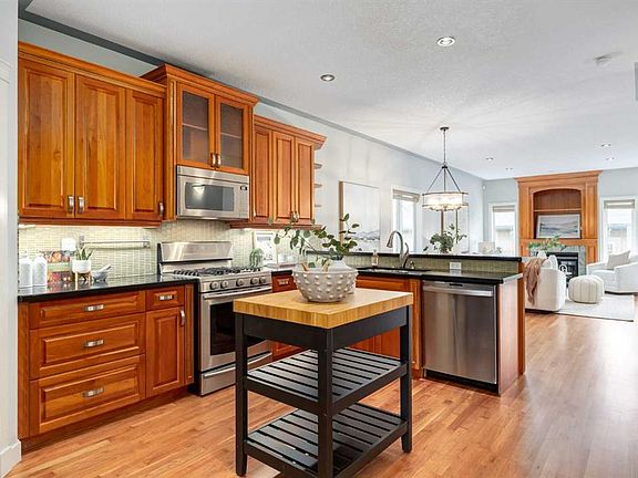 5th image of 1527 N 18th Ave NW
