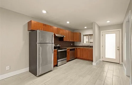 909 Reinli St Photo 1
