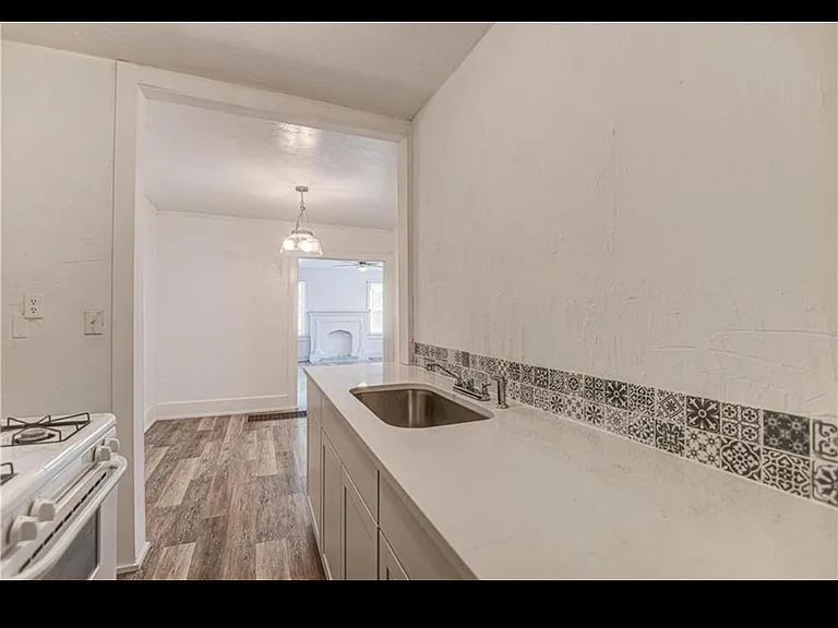 2423 NW 11th St — Photo 2