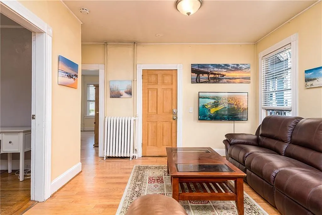 3 bed, 1.0 bath, 900 sqft, $2,250 — Photo 3