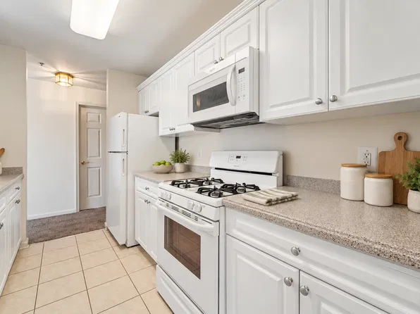 The Horizons at Franklin Lakes Apartment Homes
