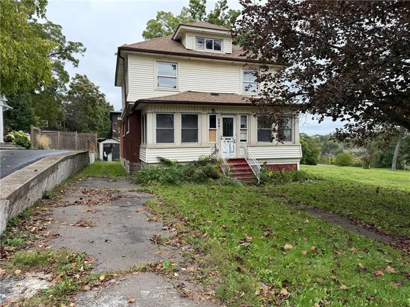 4445 John St, Niagara Falls, ON L2E 1A4