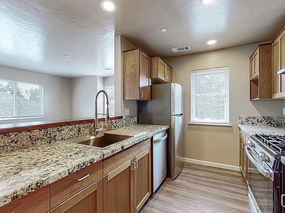 4th image of 336 Ponderosa Ct #B