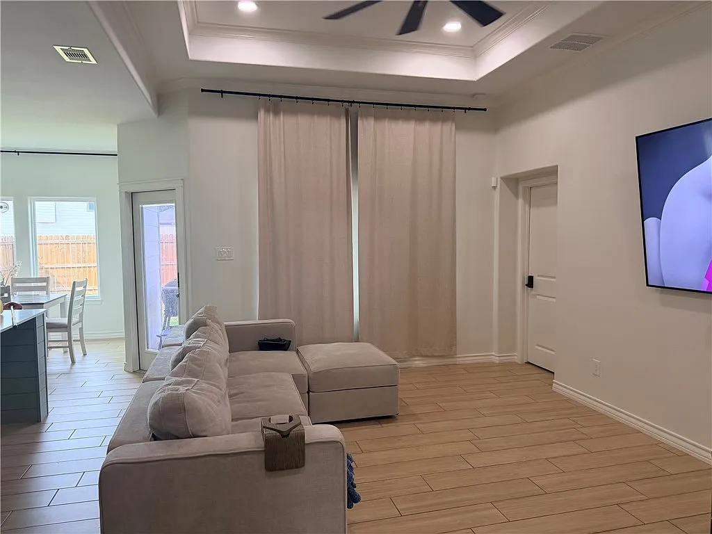 4 bed, 3.0 bath, 1810 sqft, $2,600 — Photo 3
