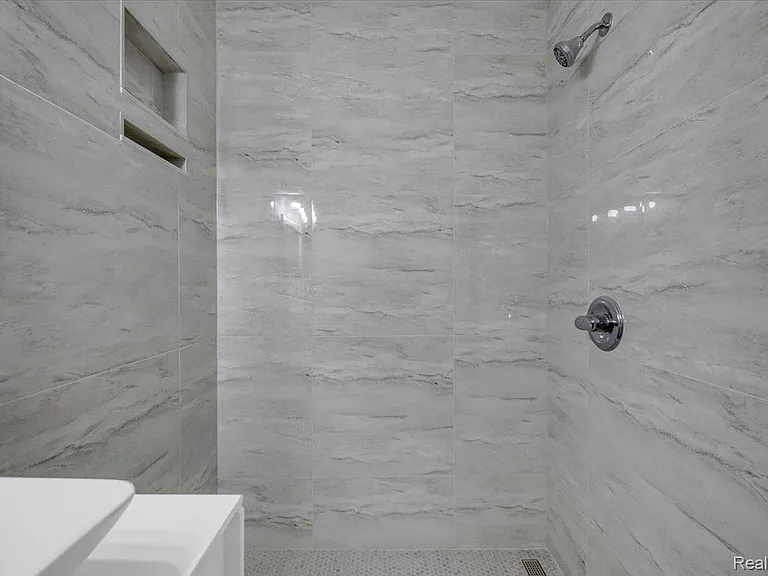 1502 Virginia Park St — Photo 13