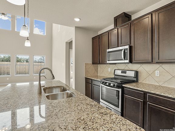 4th image of 1073 Sixtree Dr