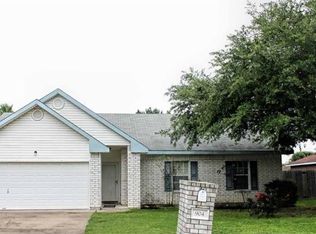 904 Travis St, Lockhart, TX 78644