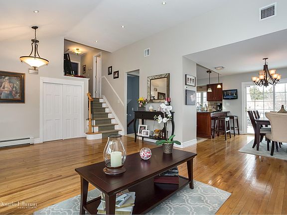4th image of 10 Ingram Dr