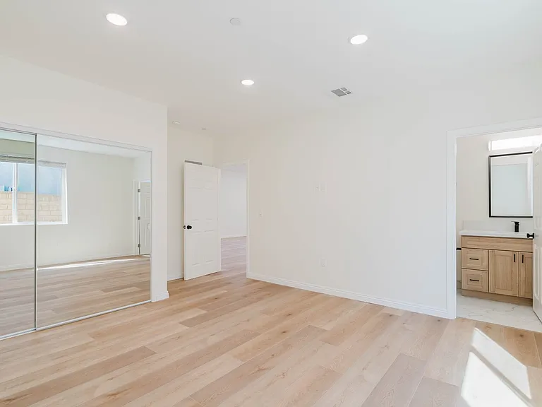 1079 E Elmwood Ave — Photo 23