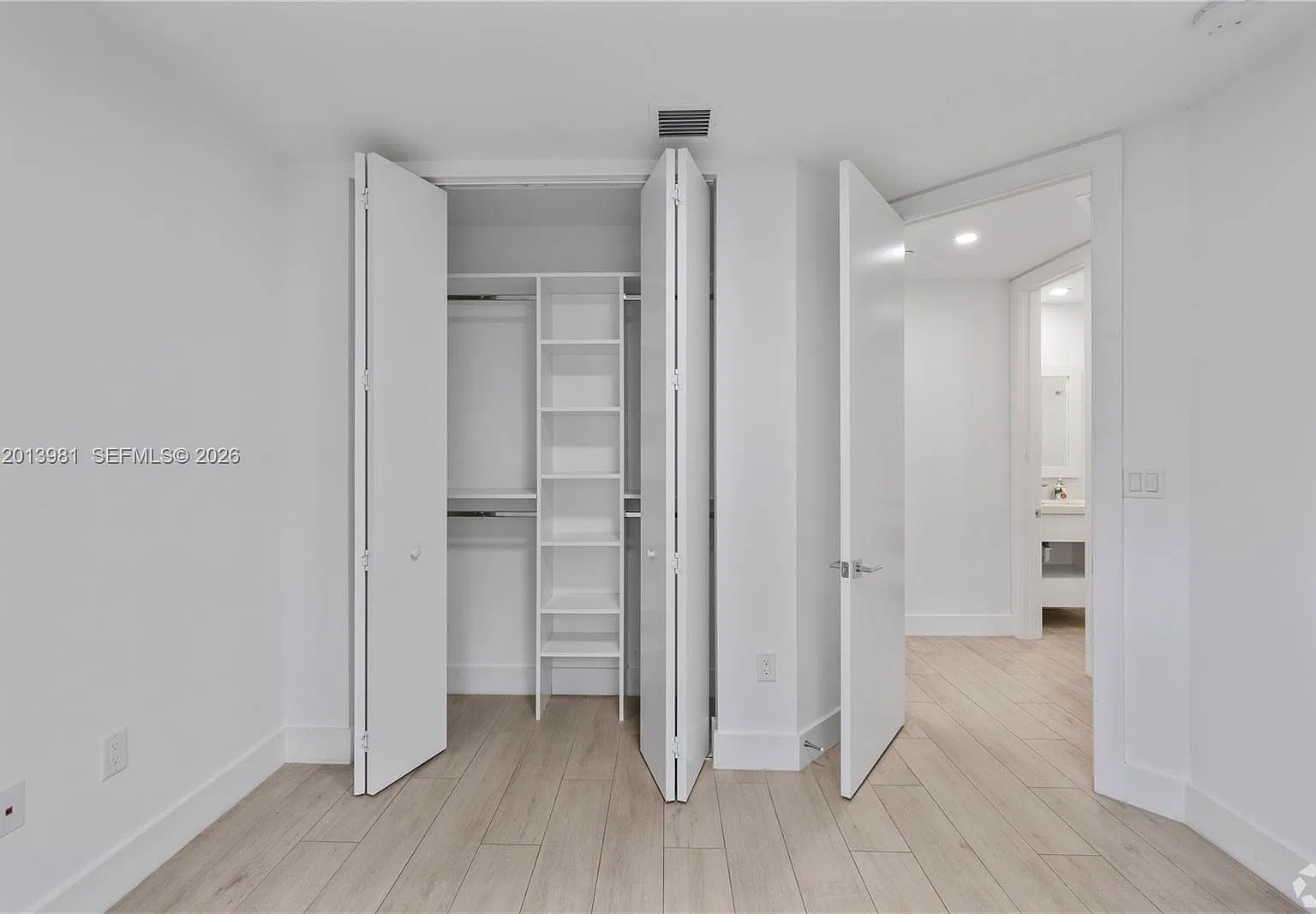 434 SW 10th St — Photo 3