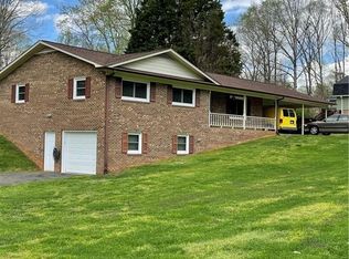 144 Barrington Dr, Mount Airy, NC 27030