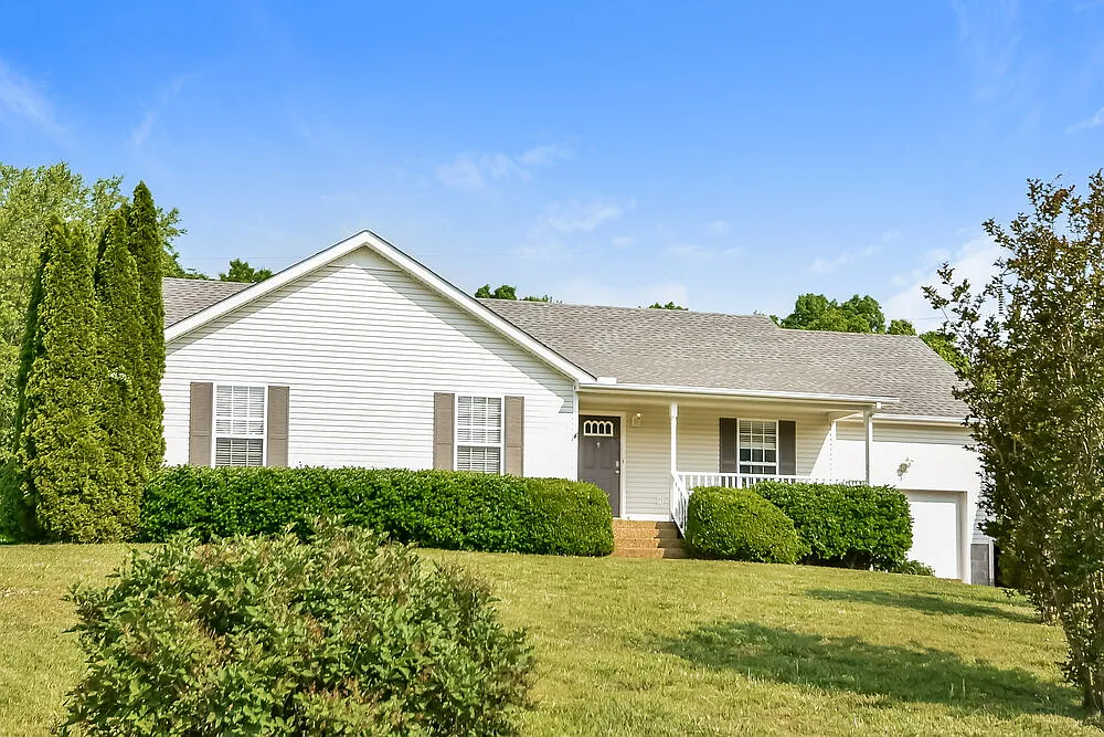 3 bed, 2.0 bath, 1255 sqft, $2,050 — Photo 1