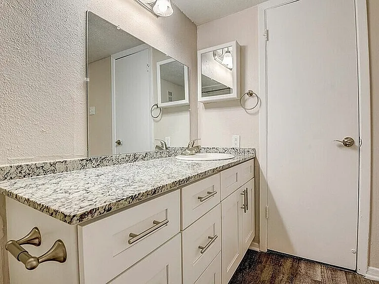 A2 - 1BD, 1BA - 692SF - Bathroom