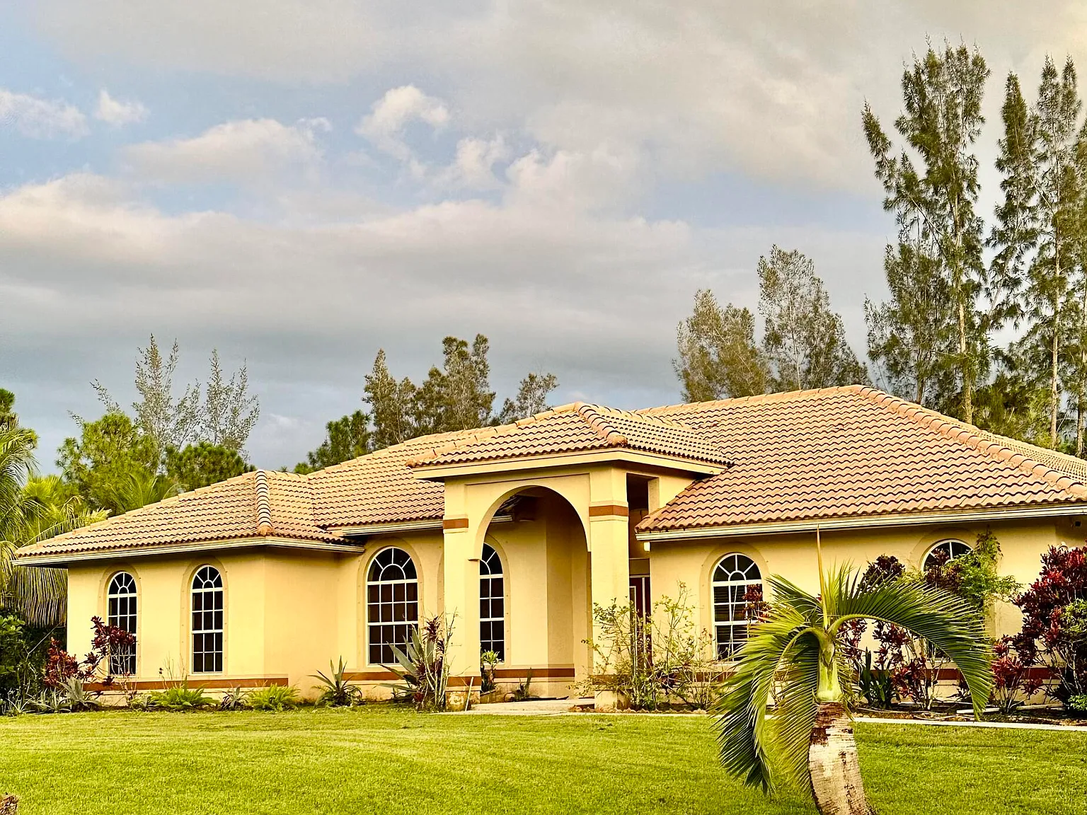 5 bed, 3.0 bath, 2644 sqft, $9,000 — Photo 2