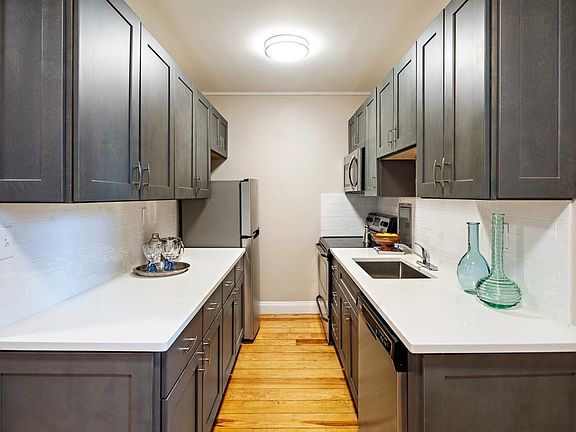 4th image of 52 Strathmore Rd APT 25