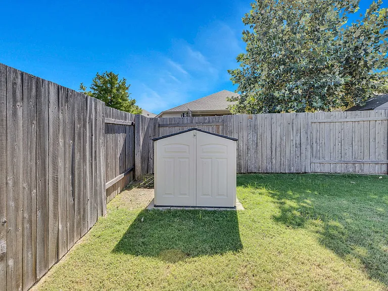 120 Lily Turf Cv — Photo 27