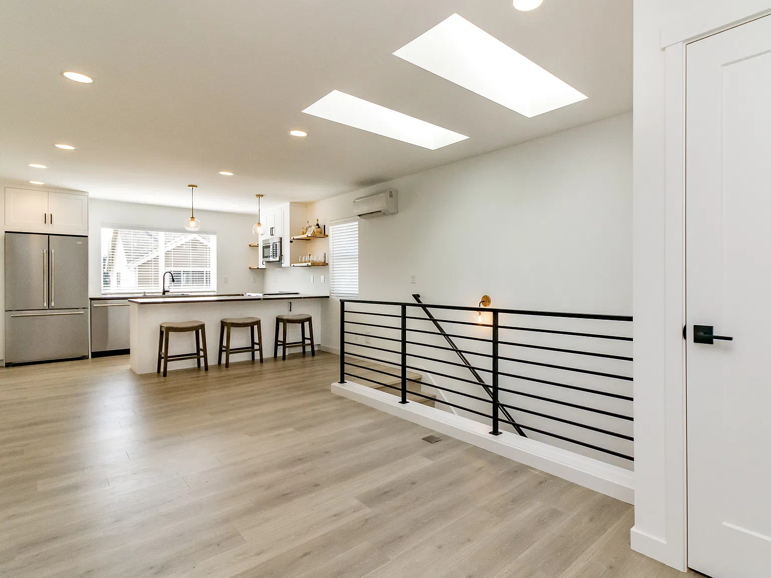 712 Monroe Ave NE — Photo 4