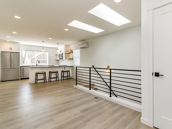 4th image of 712 Monroe Ave NE #1