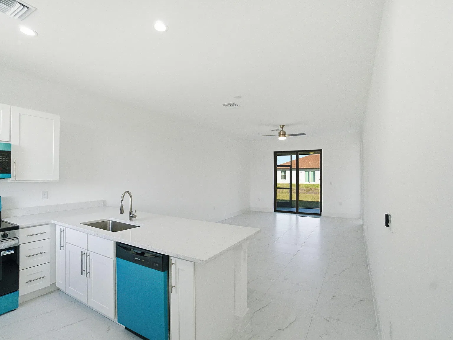 3 bed, 2.0 bath, 1121 sqft, $2,000 — Photo 3