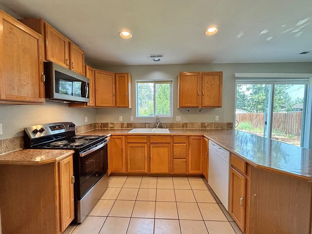 4 bed, 2056 sqft, $2,695 — Photo 4