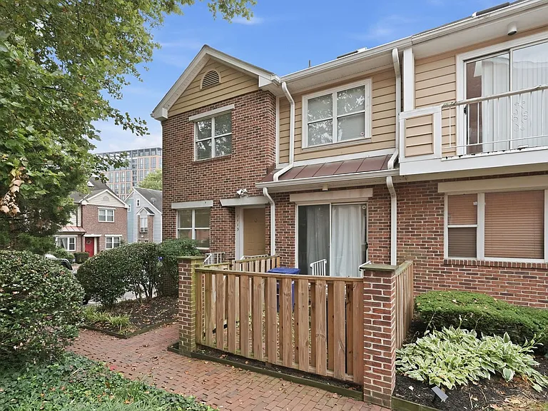 1113 N Vernon St — Photo 26