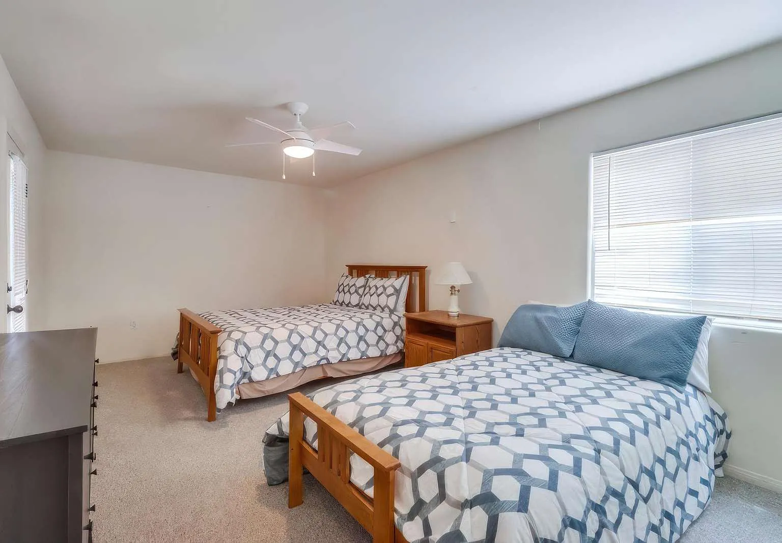 5 bed, 2200 sqft, $9,350 — Photo 3