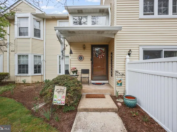 10 Fryer Ct, Hightstown, NJ 08520