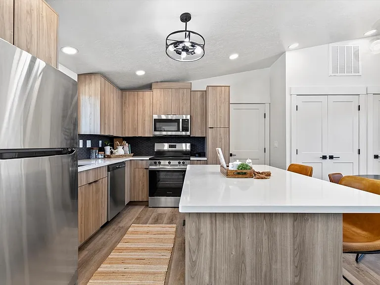 362 W London St — Photo 26