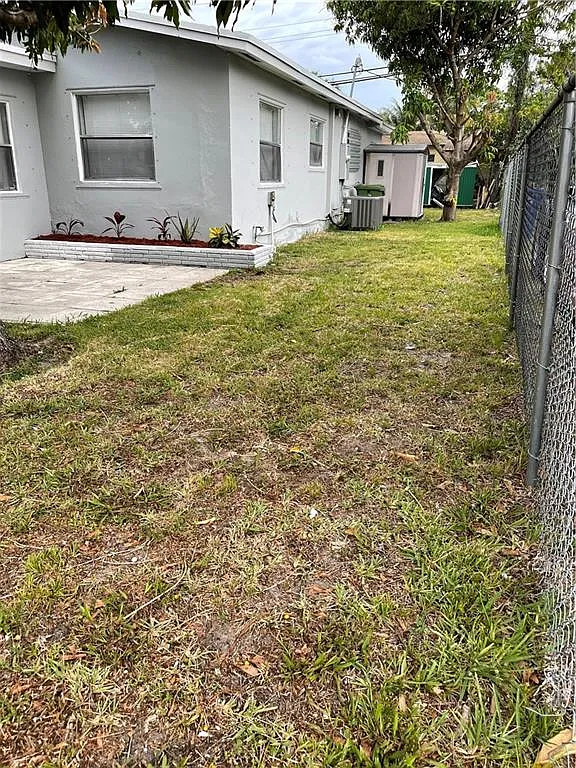 3 bed, 1.0 bath, 1332 sqft, $2,147 — Photo 3