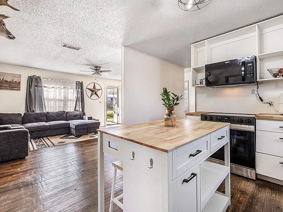 4th image of 132 Maple St