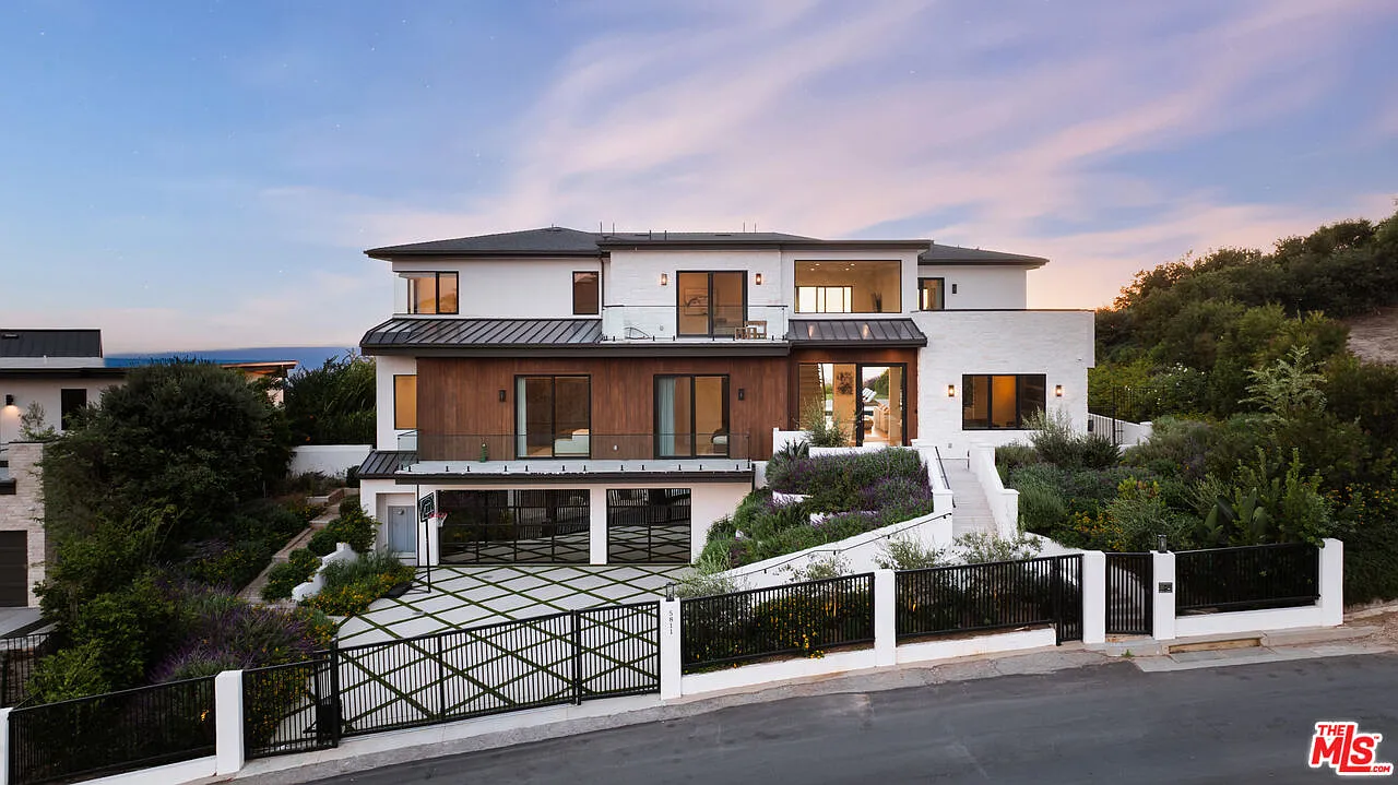 5 bed, 6.5 bath, $55,000 — Photo 1
