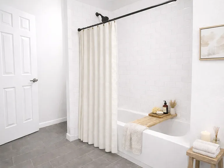 Full Bathroom with Shower/Tub Combo *Virtually Staged*