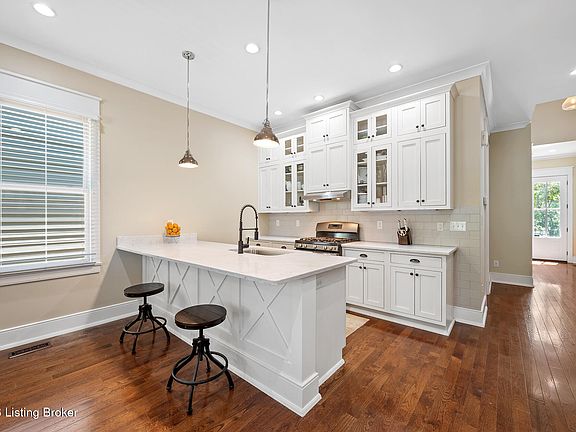 5th image of 10902 Kings Crown Dr