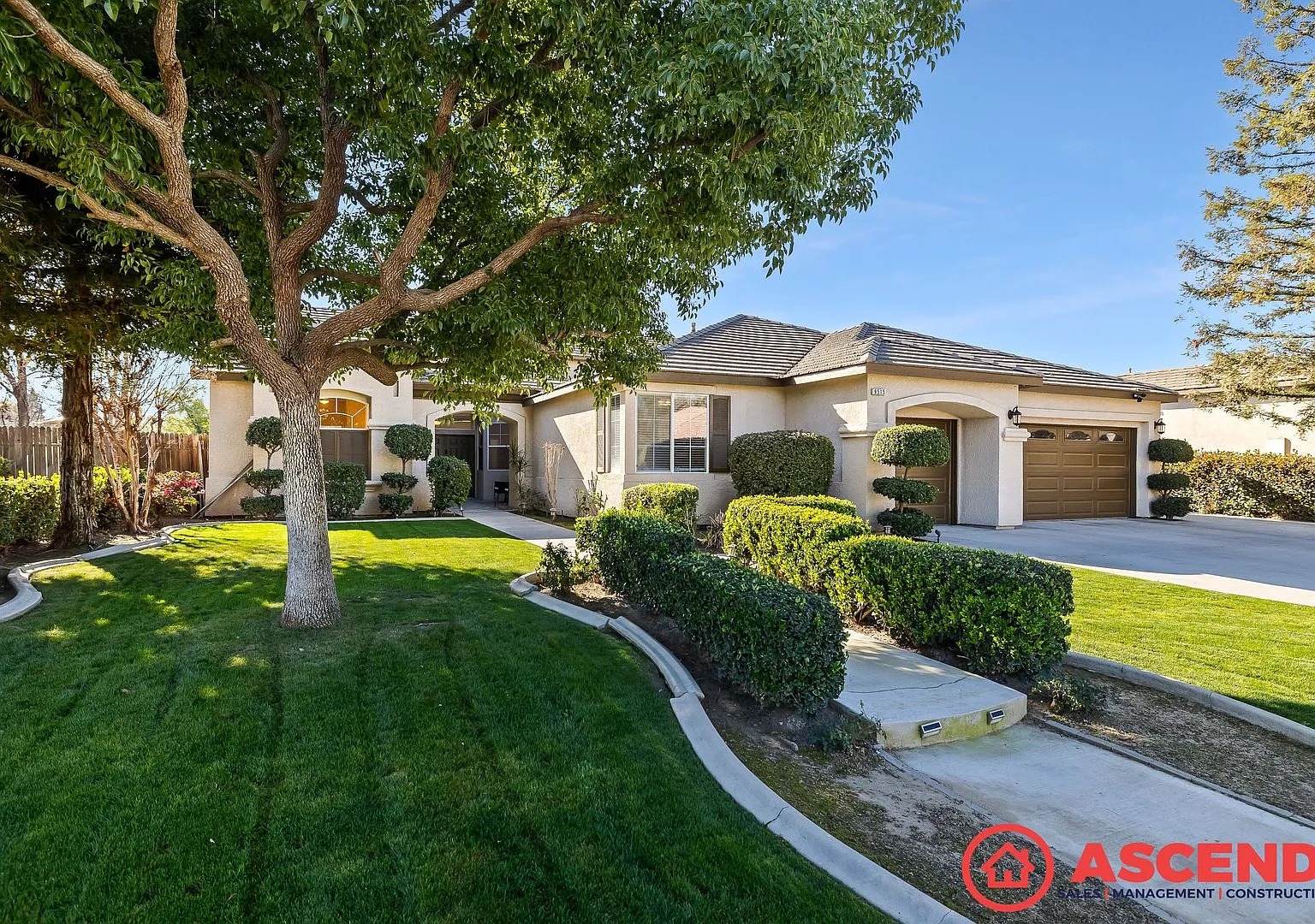 Gorgeous Home In Olive Dr Area! — Photo 1
