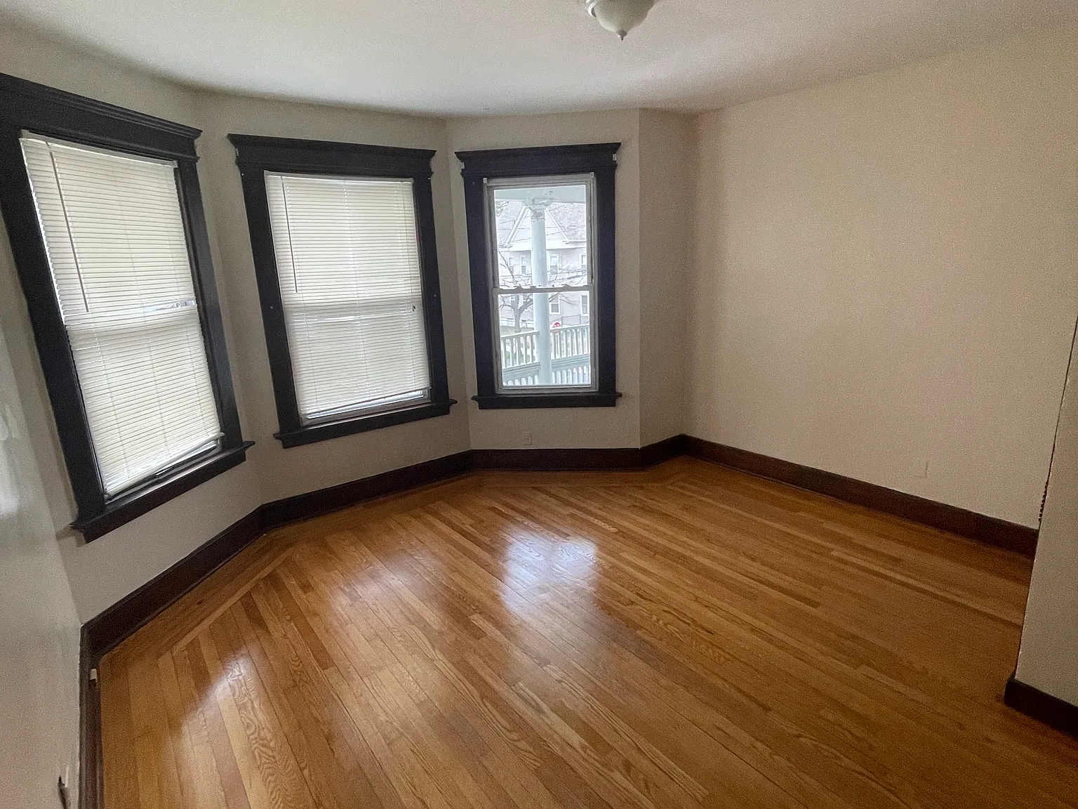 3 bed, 1155 sqft, $1,900 — Photo 3
