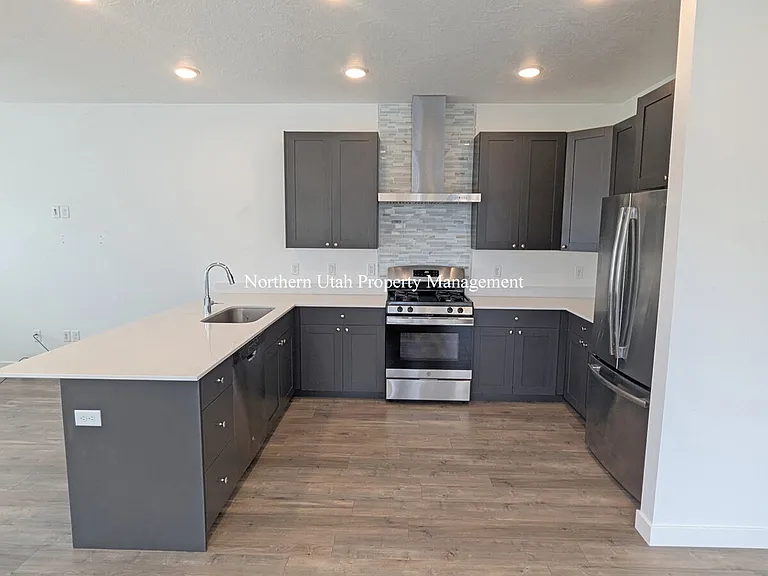 313 W 25 N — Photo 4