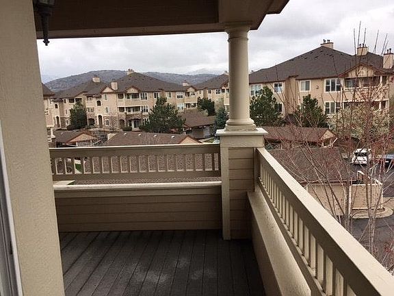 Large deck great for entertaining!