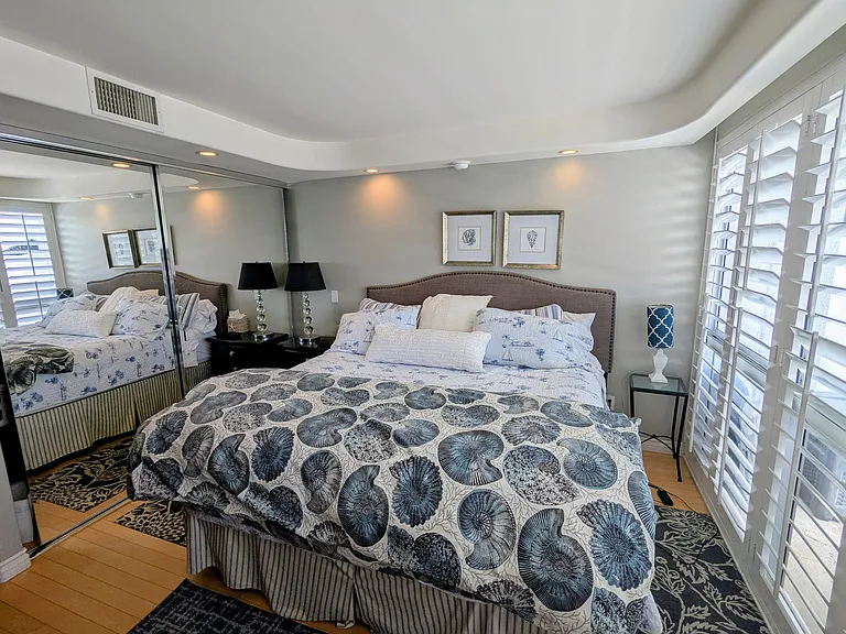 Bedroom with kings size bed