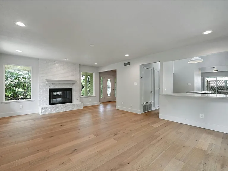 1305 Kenwood Ave — Photo 7