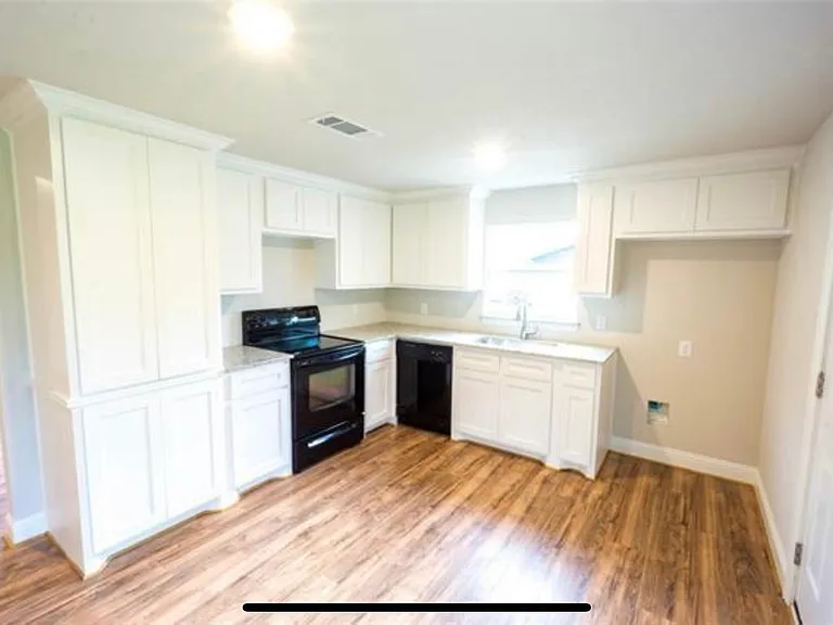 8020 Raymond Ave — Photo 5