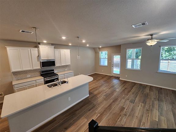 3rd image of 16104 Oregon Oak Dr
