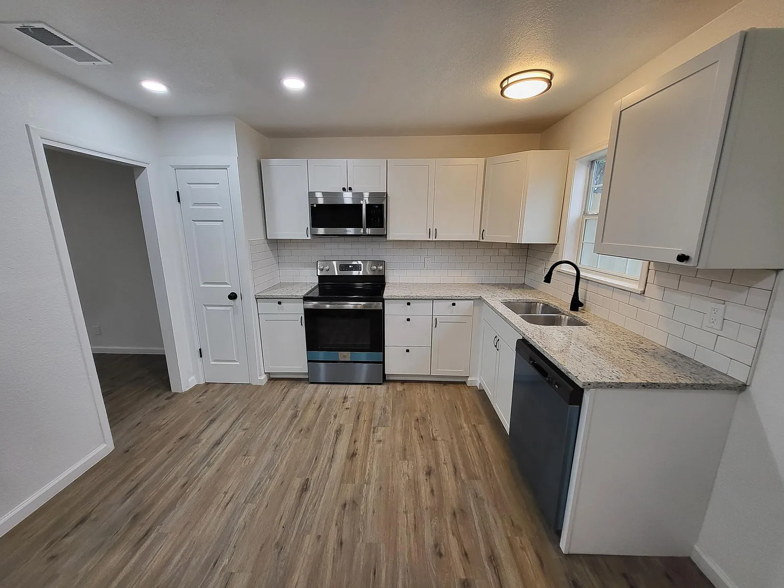 3 bed, 2.5 bath, 1988 sqft, $1,685 — Photo 4