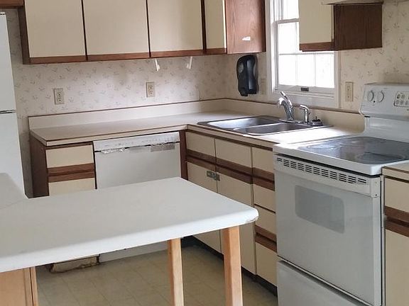 2nd image of 652 Cayuga Dr