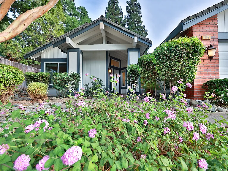 115 Rambling Dr — Photo 3