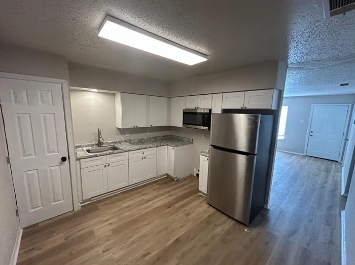 2 bed, 1.0 bath, 742 sqft, $1,100 — Photo 4