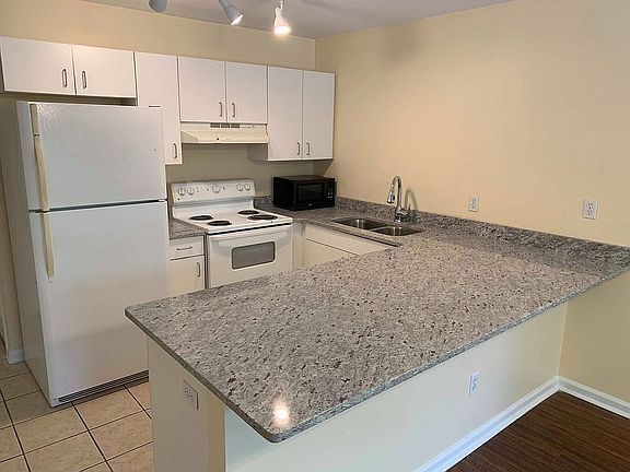3rd image of 706 W Georgia St